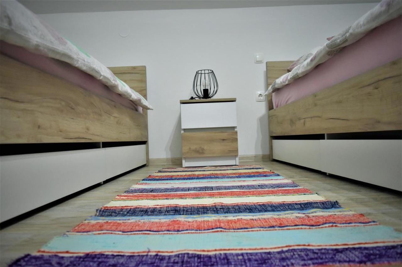 Guest House Tonka Оточац Экстерьер фото